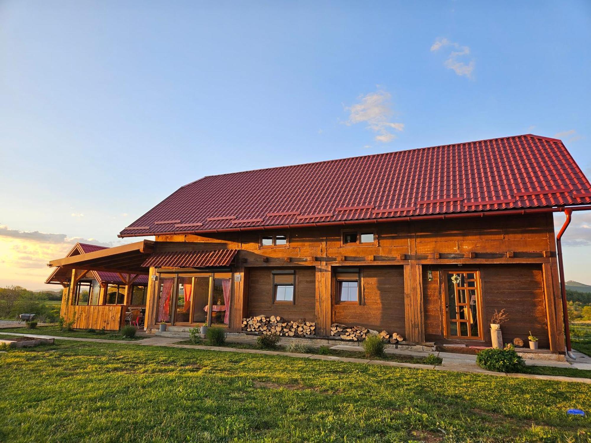 Lovinac  Ruralna Kuca Za Odmor Likaヴィラ エクステリア 写真
